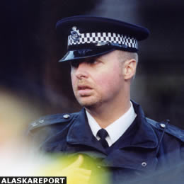 Police detectives in Britain have discovered a hand-written note from Tony Blair that implicates him in the cash-for-honors scandal engulfing his administration.